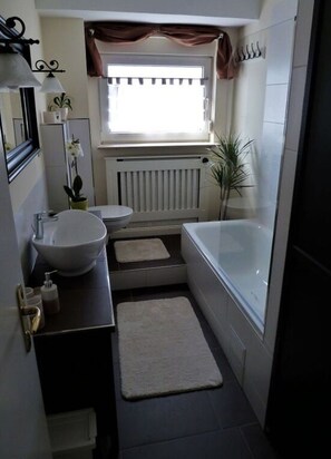 Apartment | Badezimmer | Haartrockner, Handtücher, Toilettenpapier