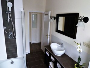 Appartement | Salle de bain | Séchoir à cheveux, serviettes fournies, papier de toilette