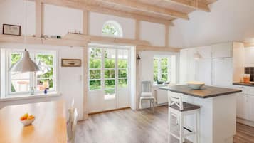 Apartment | Private kitchen | Oven, electric kettle