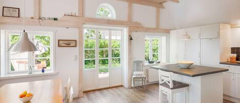 Apartment | Private kitchen | Oven, electric kettle