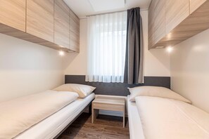 Chalet | 2 bedrooms, individually furnished, bed sheets - Chalet With Dishwasher, in the Area (Kotschach-Mauthen)