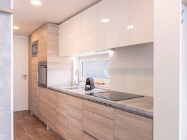 Chalet | Cocina privada | Hervidor eléctrico, tostadora y utensilios de cocina