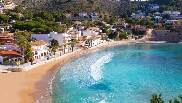 A coastal town with clear turquoise waters, sandy beaches, and white buildings with red-tiled roofs. - Nice Mediterranean Furnished Apartment in Altea (Altea)