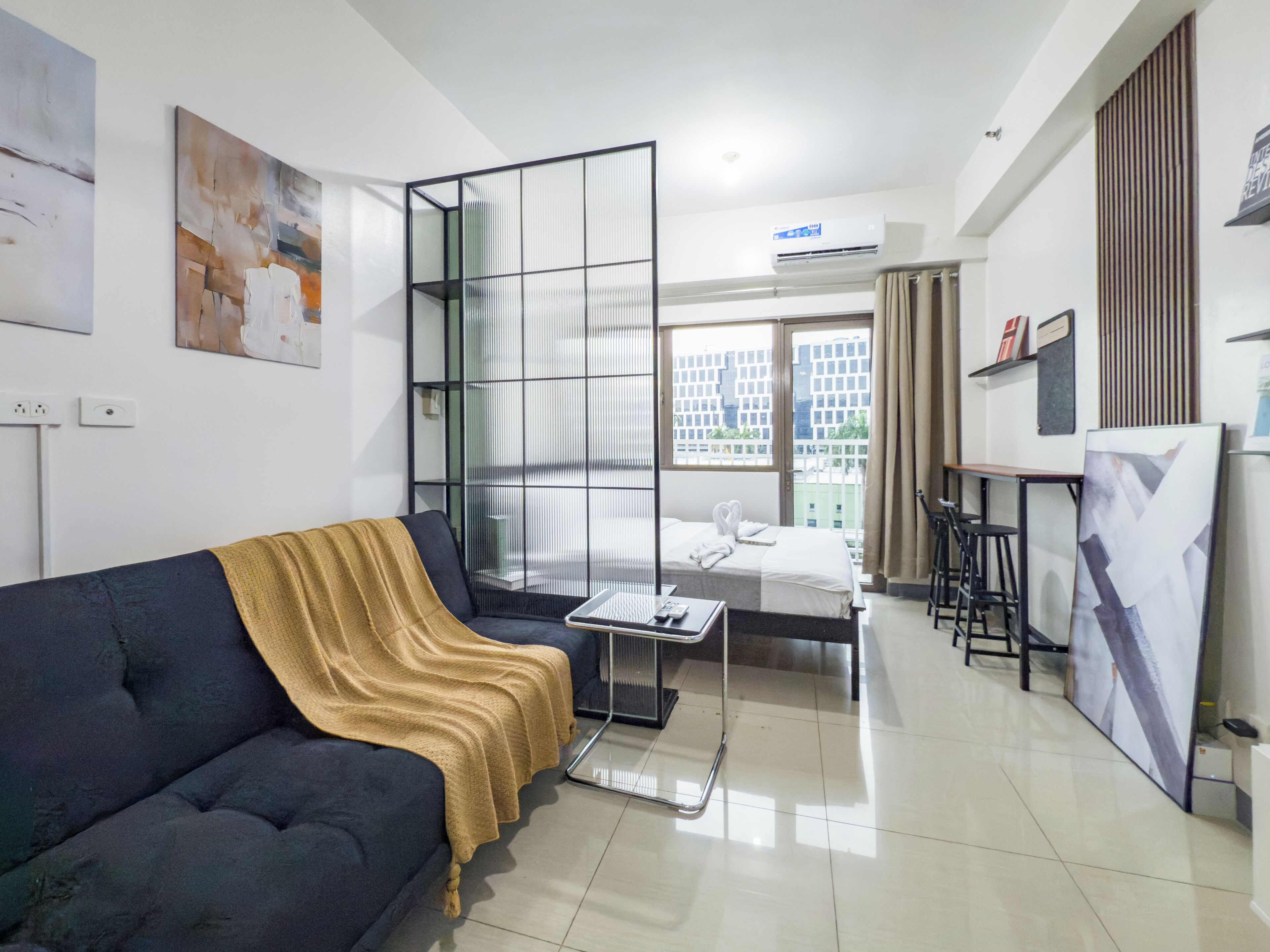 尊贵公寓式客房, 简易厨房, 城市景观 | 起居区 | 43-英寸纯平电视（配备数码频道）