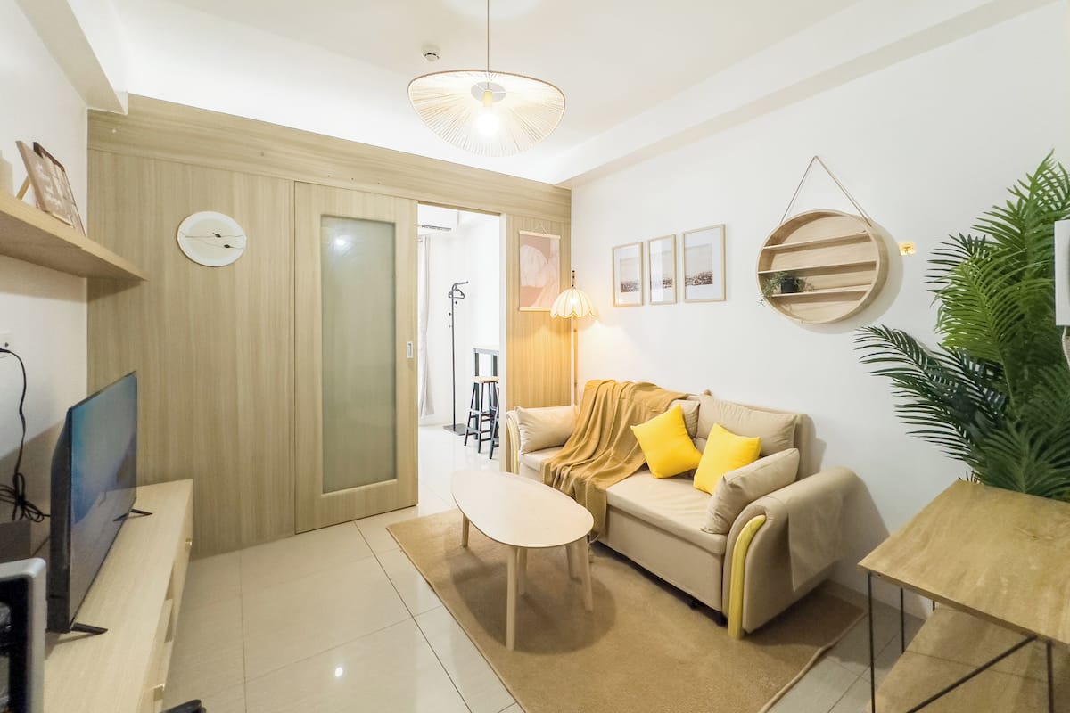 Kondominium Grand, 1 Tempat Tidur Queen dengan tempat tidur Sofa, ensuite | Area keluarga | Televisi layar datar 43-inci dengan saluran TV digital