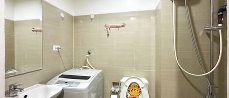 Un baño con inodoro, lavabo y ducha.
