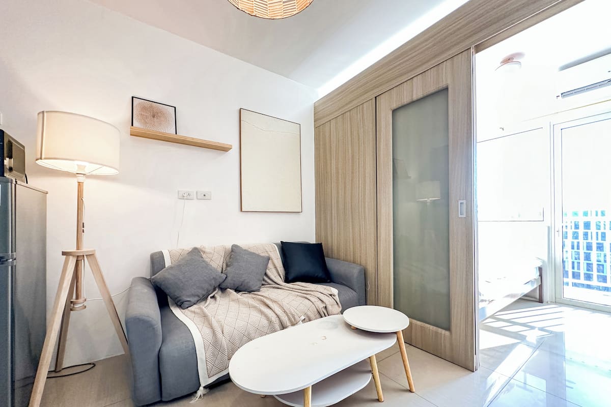 Comfort Condo, 1 Bedroom, Non Smoking, Refrigerator & Microwave | Living area | 43-inch flat-screen TV with digital channels