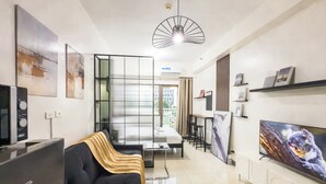 Condo Premier, bếp nhỏ, quang cảnh thành phố | Khu phòng khách | TV màn hình phẳng 43-inch có truyền hình kỹ thuật số 