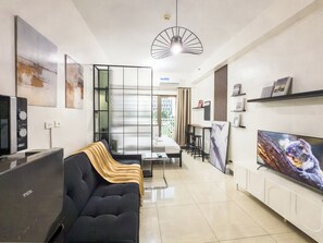 Appart'hôtel « Premier », coin cuisine, vue ville | Coin séjour | Télévision à écran plat de 43 pouces avec chaînes numériques