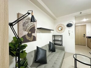 Condo supérieur, 1 grand lit et 1 canapé-lit, non-fumeur, salle de bain attenante | Aire de séjour | Téléviseur à écran plat de 43 po avec télévision numérique