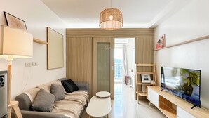 Condo tiện nghi đơn giản, 1 phòng ngủ, không hút thuốc, tủ lạnh & lò vi sóng | Khu phòng khách | TV màn hình phẳng 43-inch có truyền hình kỹ thuật số 
