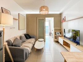 Apartamento Confort, 1 habitación, no fumadores, frigorífico y microondas | Zona de estar | Televisión de pantalla plana de 43 pulgadas con canales digitales