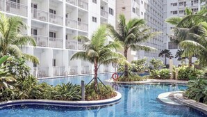 2 hồ bơi ngoài trời 