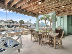 Outdoor dining - Flamingo House (Rockport)