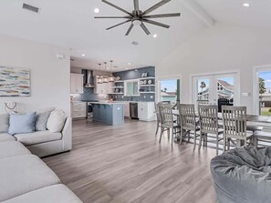 TV - Flamingo House (Rockport)