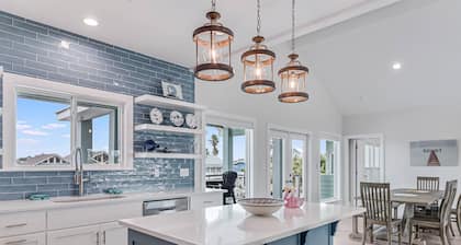 Key Allegro home, Private pool, Hottub, Outdoor kitchen, Kayaks, Gameroom.