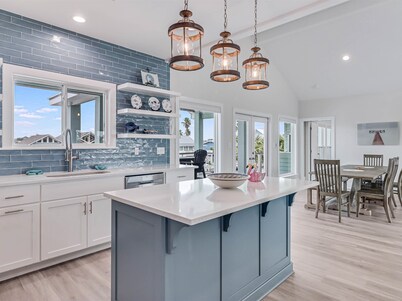 Flamingo House- Key Allegro, Pool, Hottub, Outdoor kitchen, Kayaks, Gameroom.