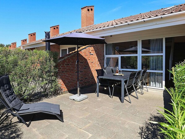 House | Outdoor dining - 6 Person Holiday Home in Blavand (Blavand)