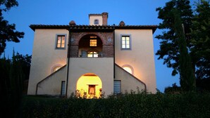 A two-story building with a central arched entrance and two windows on the upper floor. - Tuscan Holiday Home With Pool (Chiusi)