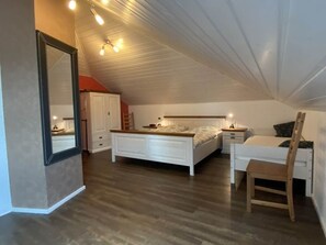 3 bedrooms, individually furnished - Holiday Home Red Milan (Irmenach)