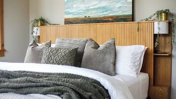 2 bedrooms, desk, iron/ironing board, travel crib