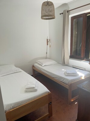 3 chambres, fer et planche à repasser, Wi-Fi, draps fournis