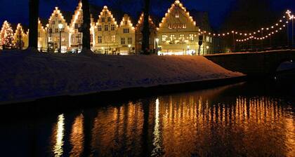 Cozy Apartment on the Canal