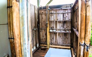 Dusche, Haartrockner, Handtücher, Seife
