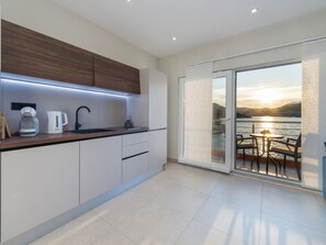 Private kitchen - Apartments Ema-comfort Two Bedroom Apartment With Sea View (Ploce)