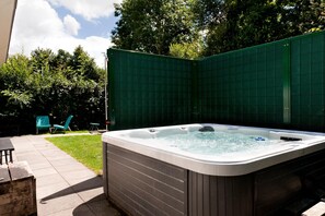 Outdoor spa tub - Bungalow Near De Alde Feanen Reserve (Earnewald)