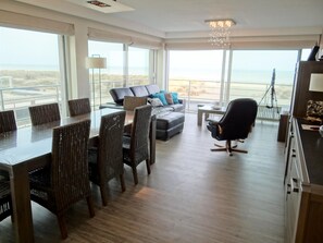 Apartment | Dining - Apartment in Nieuwpoort Near the Beach (Nieuwpoort)
