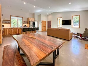 TV - Elwha Place Cozy Woodsy Retreat Near Elwha Beach (Port Angeles)