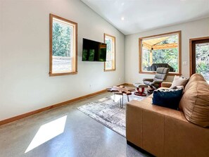 TV - Elwha Place Cozy Woodsy Retreat Near Elwha Beach (Port Angeles)