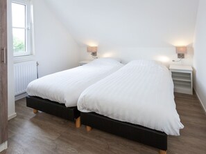 Villa | 3 bedrooms, individually furnished, bed sheets - Beautiful Villa With two Bathrooms, in Noordwijk (Noordwijk)