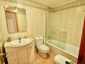 Ein Badezimmer mit Waschbecken, Toilette und Badewanne.