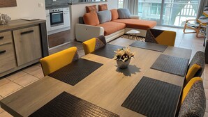 Um apartamento moderno com cozinha, sala de jantar e sala de estar.