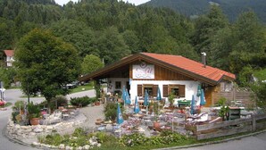 Un refugio de montaña con terraza al aire libre y un letrero que dice "Sofitel".