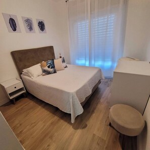 2 bedrooms, iron/ironing board, WiFi, bed sheets - Lindo Apartmento a 80 Metros da Praia com Garagem (Centro Guarujá)