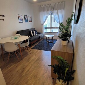 Living area - Lindo Apartmento a 80 Metros da Praia com Garagem (Centro Guarujá)