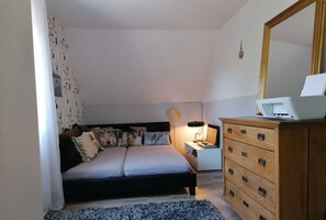 2 bedrooms, individually furnished, iron/ironing board - Donautal Comfortable Holiday Residence (Irndorf)