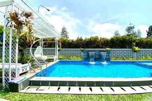 Outdoor pool - SF Homey Yokohama (Cipanas)