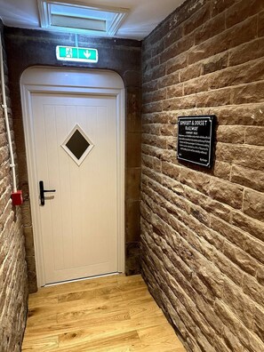 Interior - Spacious 3 bed apartment - pet friendly - Scotsman a spotless & unique 3 bed cottage with EV & free parking near lakes (Langwathby)