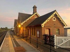 Exterior - Spacious 3 bed apartment - pet friendly - Scotsman a spotless & unique 3 bed cottage with EV & free parking near lakes (Langwathby)