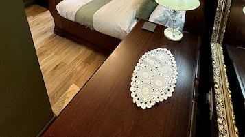 3 quartos, ferros/tábuas de passar roupa, berço de viagem
