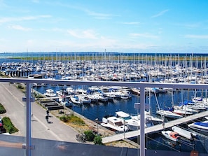 Una marina plena de nombrosos vaixells amarrats a un port.