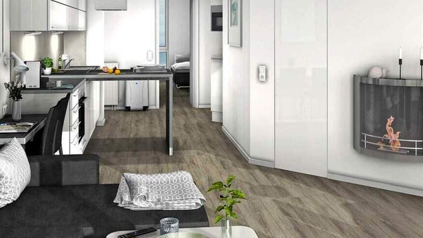 Un salon moderne avec un canapé, une table basse et une cheminée.