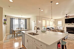 Interior - Comfortable and Spacious 5 Bed 3 Bath House in Bishops Landing Community! Wifi Available, Pools, Fitness Center, Tennis, Beach Shuttle, Playground! (Millville)