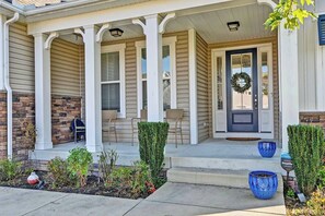 Exterior detail - Comfortable and Spacious 5 Bed 3 Bath House in Bishops Landing Community! Wifi Available, Pools, Fitness Center, Tennis, Beach Shuttle, Playground! (Millville)