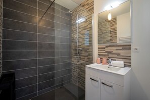 Douche, séchoir à cheveux, serviettes fournies