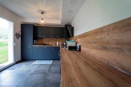 Fridge, microwave, oven, stovetop. Le Doux Paradis - Maison 4 Chambres